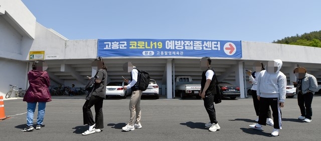 3일 오후 전남 고흥군 고흥읍 공설운동장에 설치된 임시선별검사소에서 방역당국이 주민을 대상으로 코로나19 전수검사를 하고 있다.