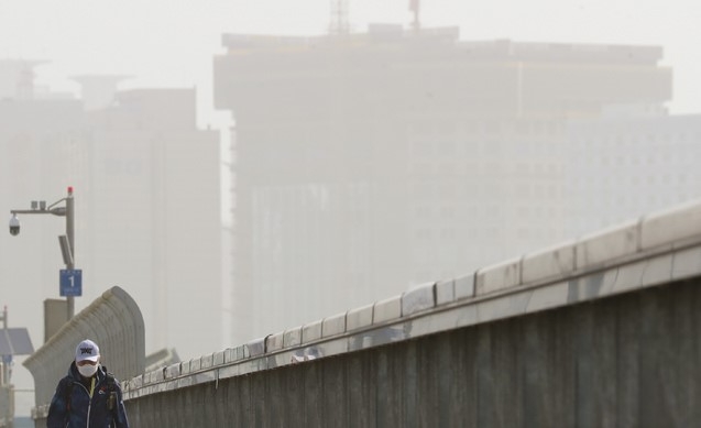 황사로 인해 전국 미세먼지 농도가 '매우나쁨' 수준을 기록한 8일 서울 마포대교에서 바라본 서울 대기가 뿌옇다.