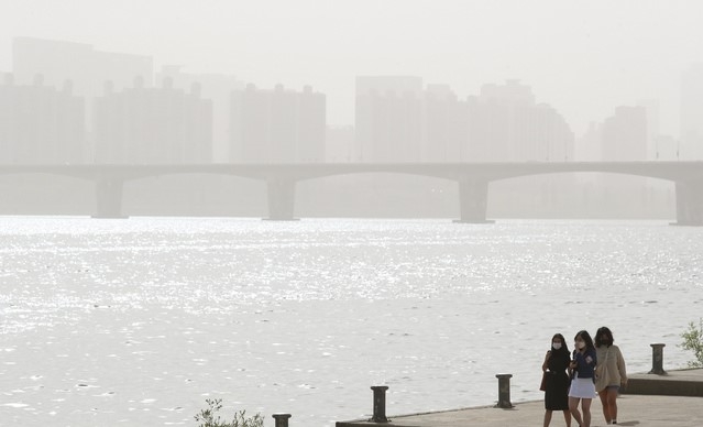 황사로 인해 전국 미세먼지 농도가 '매우나쁨' 수준을 기록한 8일 서울 여의도 한강공원에서 바라본 서울 대기가 뿌옇다.
