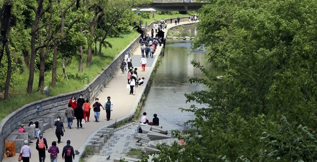 화창한 하늘이 펼쳐지고 있는 2일 오후 서울 청계천에서 사람들이 산책을 하고 있다.