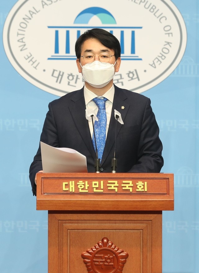 박용진 더불어민주당 의원이 24일 서울 여의도 국회 소통관에서 '금융위 공매도 제도개선 문제 지적' 기자회견을 하고 있다. (공동취재사진)