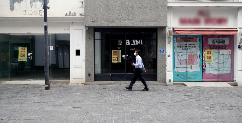 서울 중구 명동거리 한 상가에 임대 안내문이 부착돼 있다. (사진=뉴시스)