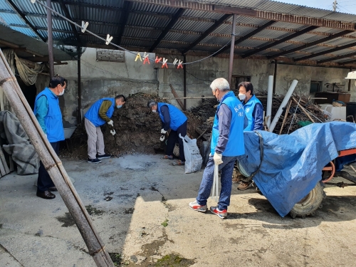 구례군 고엽제전우회 회원들이 지역 내 장애인 가정을 청소하고 있다/사진=구례군