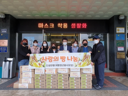제빵봉사 동아리 ‘인생한빵’ 회원들이 5월 어린이날을 맞아 지난 4일 전남 강진군청을 방문해 직접 구운 쌀 귀리빵과 음료 1000개를 기부했다/사진=강진군