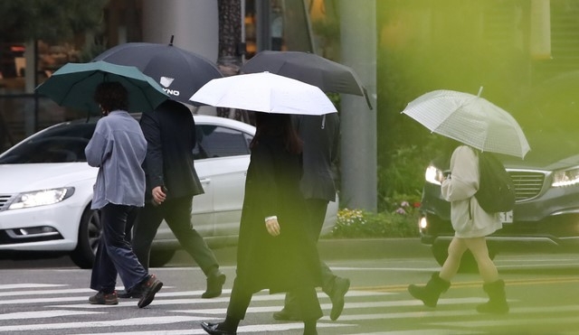 봄비가 내리는 4일 오전 서울 중구 을지로에서 시민들이 우산을 들고 출근길 발걸음을 재촉하고 있다.