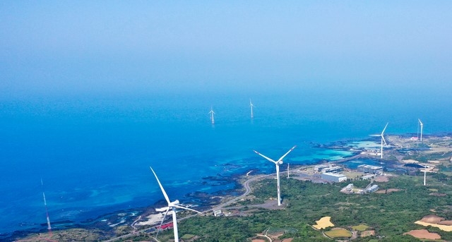 제주시 구좌읍 김녕해수욕장 인근 상공에서 바라본 제주 바다 모습.