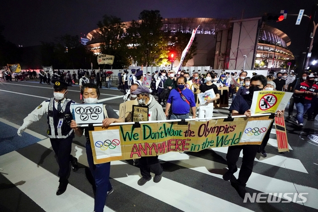 지난 9일 도쿄올림픽·패럴림픽 취소를 요구하는 시위가일본 국립경기장 앞에서 벌어졌다.