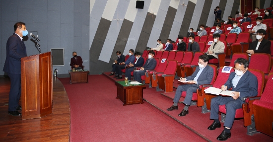 함평엑스포공원에서 열린 시설직 공무원 특강에서 이상익 함평군수가 인사말을 하고 있다./사진=함평군