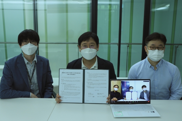 (왼쪽부터)최인혁 네이버 COO, 정석근 클로바 CIC 대표, 하정우 AI LAB 소장과, (노트북 화면)서울대학교 AI 연구원 장병탁 원장, 전병곤 부원장, 함종민 산학협력센터장