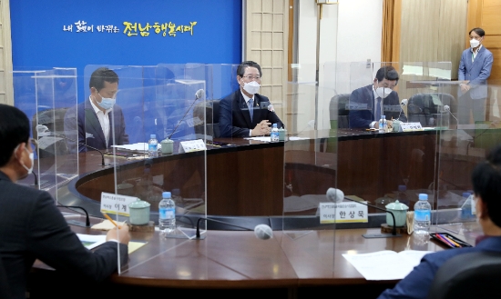 김영록 전라남도지사가 도청 정약용실에서 전남자동차 운송조합(협회) 이사장 및 도민 교통안전 교육기관인 전남교통연수원 임원들과 도시락 간담회를 갖고 운수종사자 발전 방향에 대해 이야기를 나누고 있다./사진=전라남도