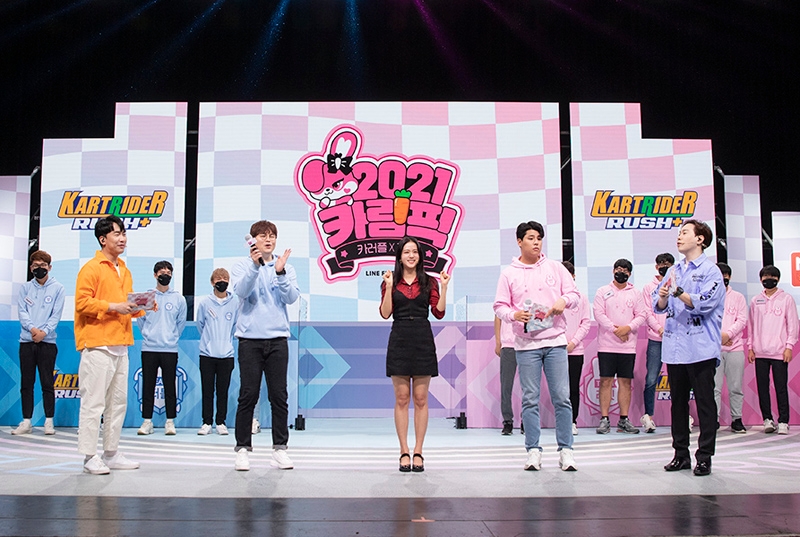 블랙핑크 지수(가운데)가 2021 카림픽의 중계진으로 참여했다(사진=넥슨 제공).