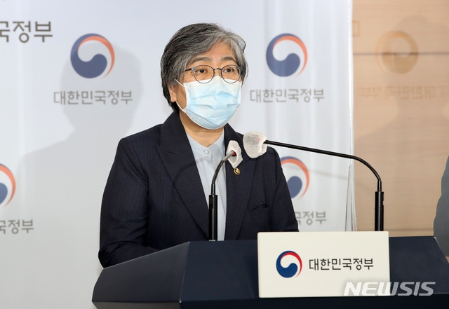 정은경 질병관리청장이 3일 오후 서울 종로구 정부서울청사 브리핑룸에서 코로나19 대응 특별방역점검회의 관련 브리핑을 하고 있다