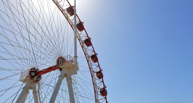 9일 오후 대구 중구 스파크랜드 대관람차가 파란 하늘을 배경으로 회전하고 있다.