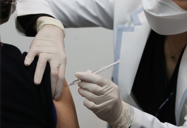 지난 10일 오전 서울 한 코로나19 백신 예방접종센터에서 한 어르신이 백신을 맞고 있다.