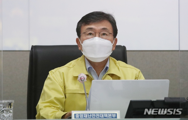 권덕철 중앙재난안전대책본부 1차장(보건복지부 장관)이 11일 오전 서울 종로구 정부서울청사 중앙재난안전상황실 서울상황센터에서 열린 코로나19 중앙재난안전대책본부(중대본) 회의에 참석해 발언하고 있다.