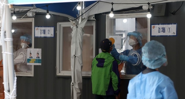 코로나19 신규 확진자가 1주일만에 400명대를 기록한 10일 오전 서울 중구 서울역 광장 임시선별검사소에 시민들이 검사를 받고 있다.
