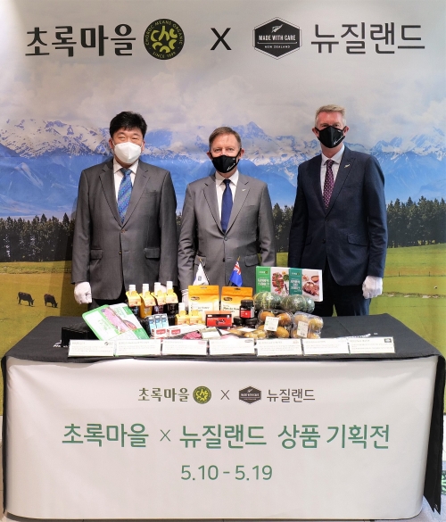 (좌측부터) 김준규 초록마을 대표이사, 필립 터너 주한뉴질랜드 대사, 스티븐 블레어 주한뉴질랜드대사관 무역산업진흥청 상무참사관