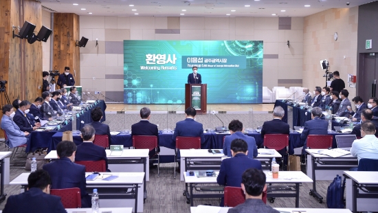 이용섭 광주광역시장이 11일 오전 서구 김대중컨벤션센터 컨벤션동 3층 K스튜디오에서 미국과 온라인 생중계로 진행된 '실리콘밸리 투자유치 라운드테이블' 행사에 참석해 환영사를 하고 있다./사진=광주시