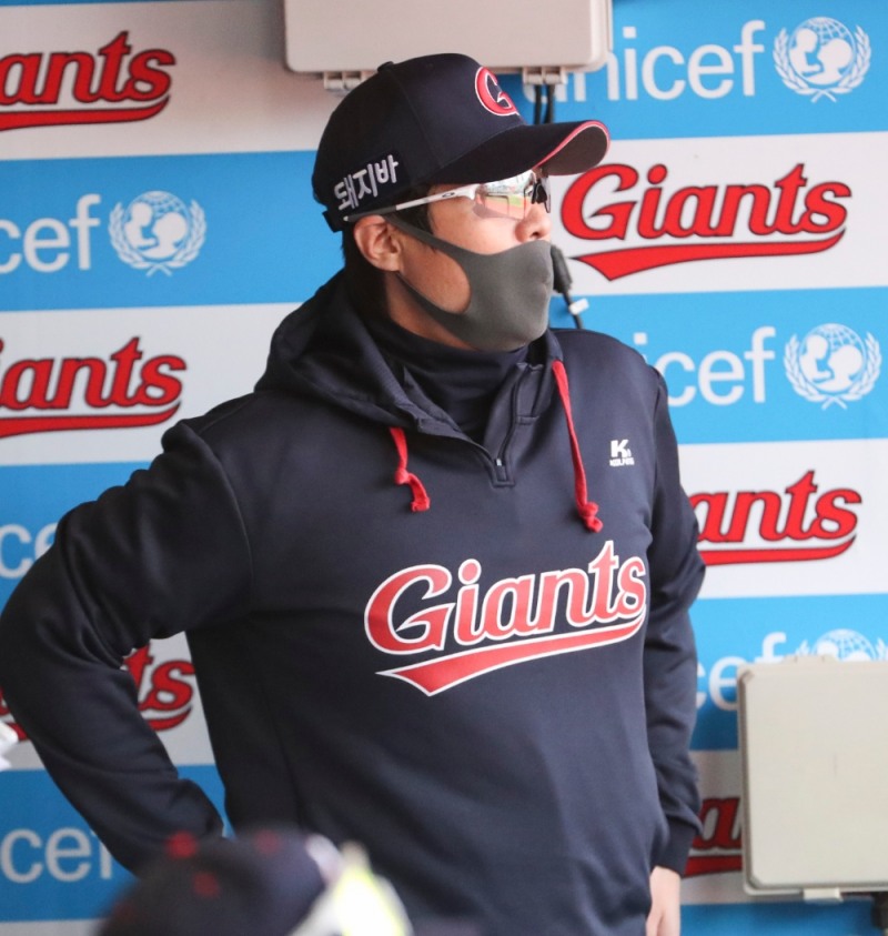 롯데 허문회 감독이 계약기간을 1년 반이상 남겨놓고 1년 7개월만에 전격 경질됐다.