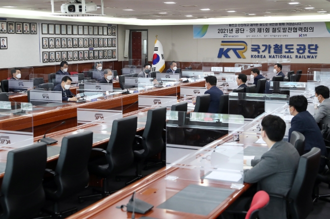 국가철도공단 김한영 이사장(좌측 2번째줄 2번째)과 (주)SR 권태명 사장(우측 2번째줄 2번째)