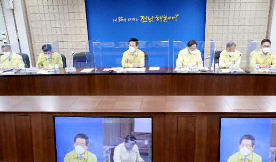 김영록 전라남도지사가 11일 도청 서재필실에서 실국장 정책회의를 주재하고 있다./사진=전라남도