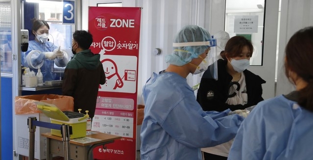 0시 기준 국내 코로나19 신규확진자가 525명 발생한 7일 서울 시내 한 보건소 코로나19 선별진료소에서 시민들이 검사를 받고 있다. 