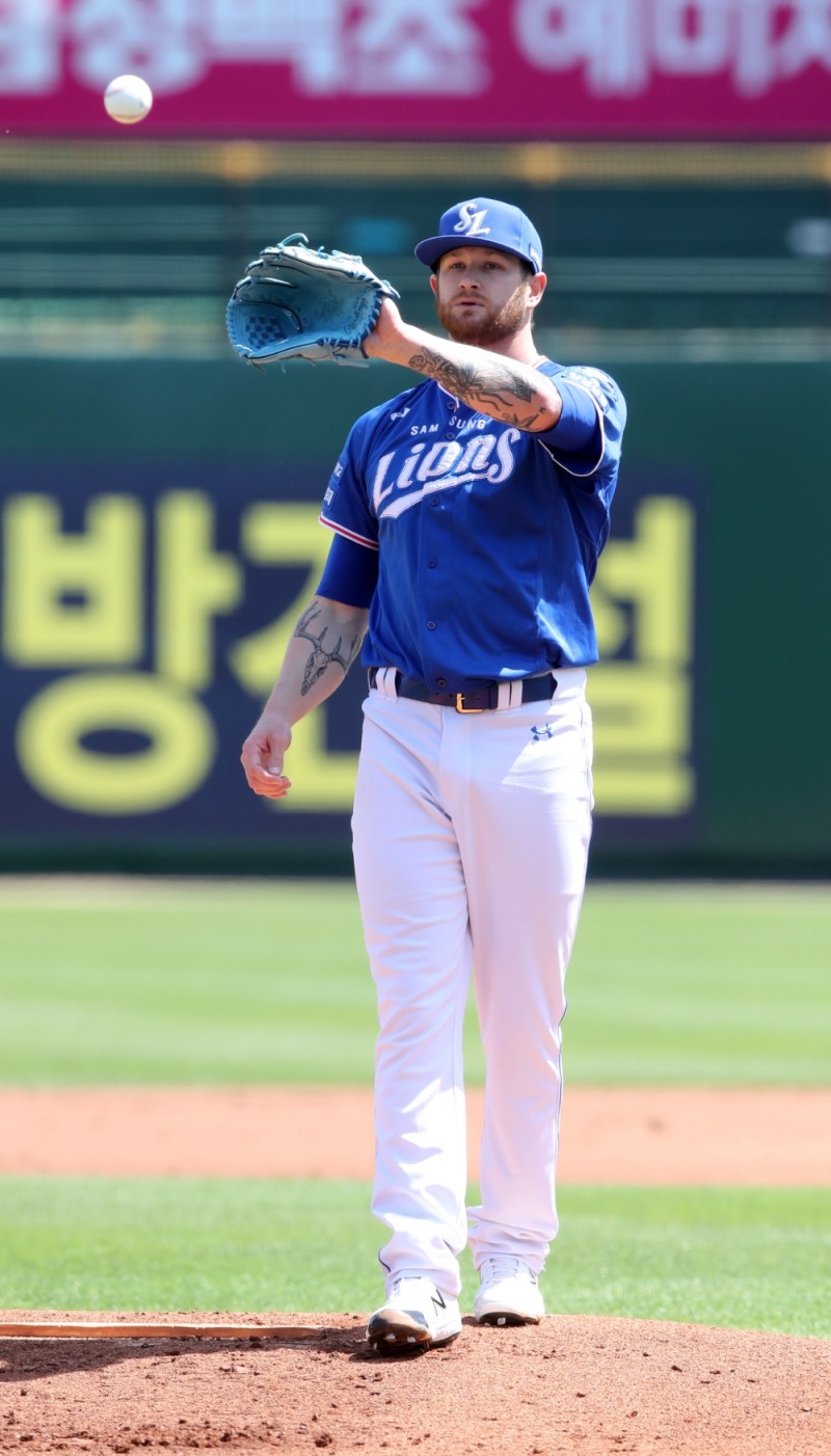 삼성 라이블리, 경기전 워밍업때 오른쪽 어깨 통증으로 1회에 김대우로 교체돼