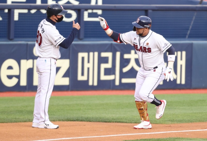 두산의 호세 페르난데스가 1회에 선제 홈런을 날린 뒤 홈인하고 있다.