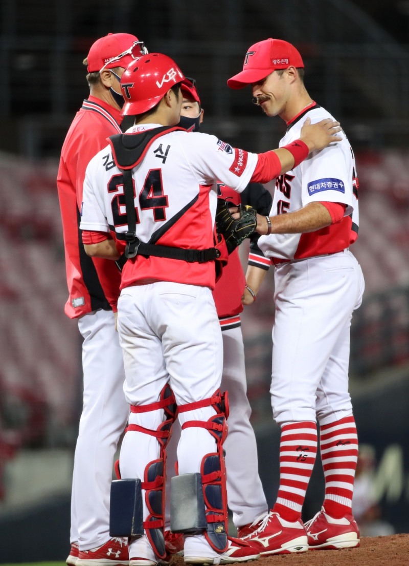 KIA 선발 멩덴은 4회 1사까지 115개의 공을 던지는 바람에 팀이 5-1로 앞서 3승째를 눈앞에 두고도 5회 1사 만루에서 강판되고 말았다.