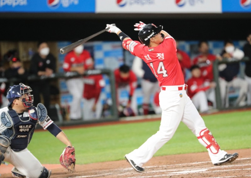 SSG의 최정이 3회1점 홈런에 이어 8회 무사 1, 2루에서 짜릿한 역전극을 펼치는 결승 좌중월 3점홈런을 날리고 있다.