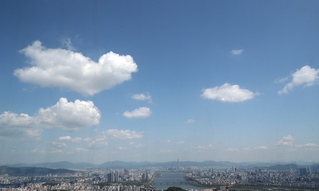 미세먼지 농도가 좋음 수준을 보이는 2일 오후 서울 중구 남산서울타워에서 바라본 하늘이 파랗다.
