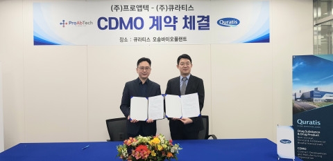 프로앱텍 조정행 대표이사(왼쪽), 큐라티스 조관구 대표이사가 CDMO 계약 체결식에서 기념 촬영을 하고 있다