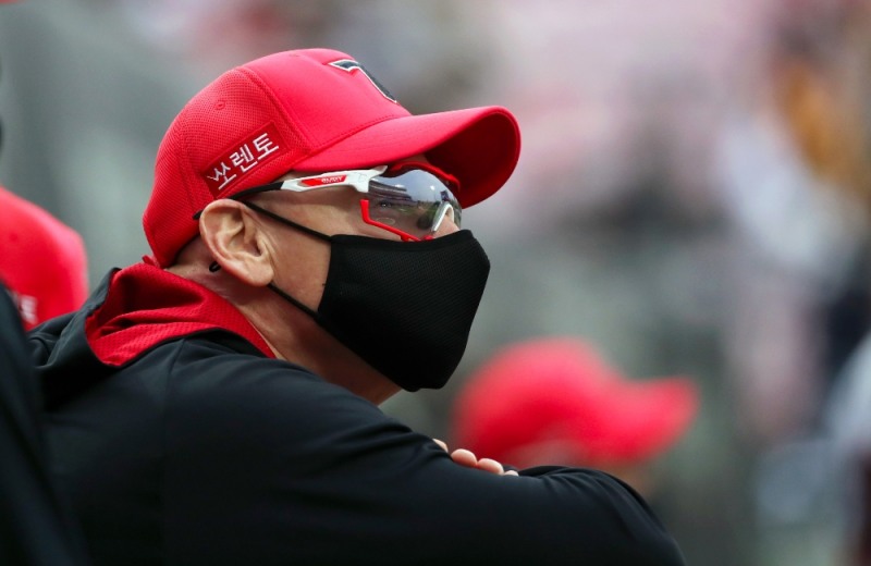 KIA의 맷 윌리엄스 감독은 KBO 리그 2년차를 맞아 주전들의 잇단 부상에다 세대 교체를 이룰 만한 영건들이 크게 눈에 띄지 않아 어려움을 겪고 있다.