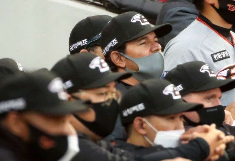 한화의 수베로 감독은 아직 30게임 정도밖에 치르지 않았지만 젊은 선수들을 중심으로 한 팀 컬러를 바꾸는데 성공했다는 긍정적인 평가를 받고 있다.