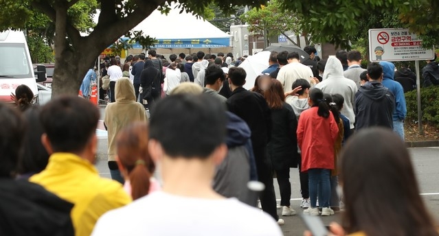 제주 지역 코로나19 하루 확진자가 20명대에 이르는 등 확산세가 이어지는 지난 11일 오전 제주시보건소가 코로나19 검사를 받으려는 시민들의 발걸음으로 분주하다. 제주도 방역당국은 이날 확진자는 24명으로 올해 들어 가장 많은 숫자를 기록했다고 발표했다.
