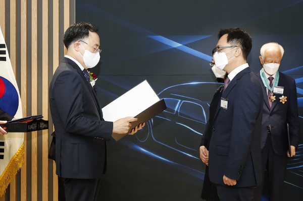 김진홍 GMTCK 글로벌제품개발담당 상무(오른쪽) 문승욱 산업통상자원부 장관(왼쪽)