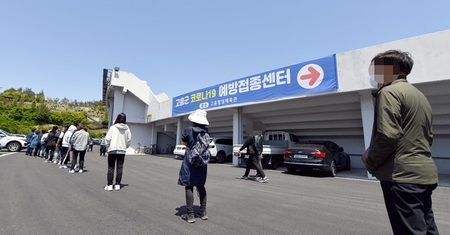 3일 오후 전남 고흥군 고흥읍 공설운동장에 설치된 임시선별검사소에서 방역당국이 주민을 대상으로 코로나19 전수검사를 하고 있다. 이 지역에서는 전날부터 공무원 등 15명의 확진자가 발생했다.