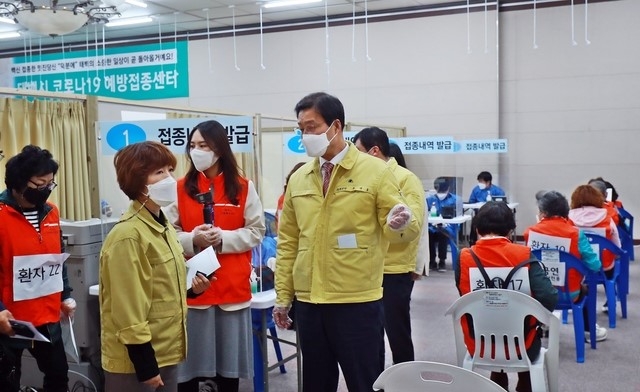 류태호 태백시장 백신접종 모의훈련 점검 모습. (사진=태백시청 제공)