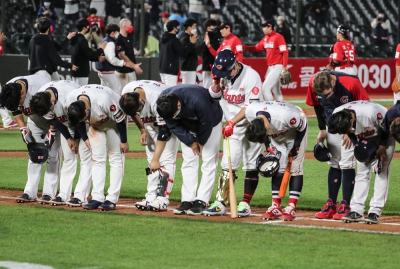 사령탑을 래리 서튼 감독으로 갈아 탄 롯데가 홈에서 2연패했다.