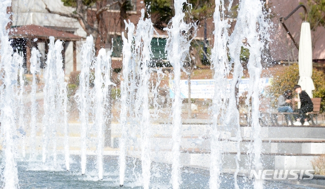 전북대학교 문회루 분수대에서 물줄기가 시원하게 뿜어져 나오고 있다.