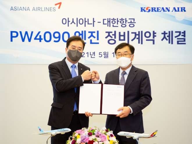 이수근 대한항공 operation 부문 부사장(왼쪽)과 진종섭 아시아나항공 전략기획본부장(오른쪽)