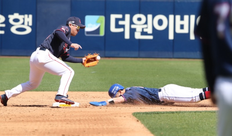 삼성 박해민이 12일 kt전에서 2회초 2루를 훔쳐 8년 연속 두자릿수 도루에 성공하고 있다. 역대 24번째다.
