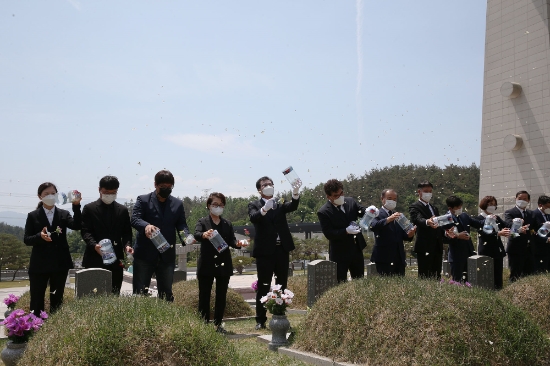 13일 국립5·18민주묘지에서 이상익 군수, 김형모 군의장, 유가족 등이 추모 나비날리기를 하고 있다./사진=함평군