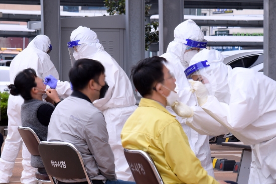 지난 11일 여수시 국동임시별관 근무 직원 중 코로나19 확진자 1명이 발생됨에 따라 여수시가 전 직원을 대상으로 코로나19 사전 진단검사를 실시하고 있다./사진=여수시