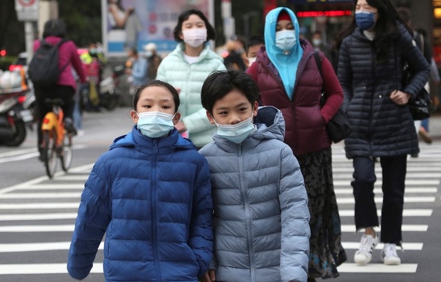 지난 1월 29일 대만 타이베이에서 코로나19 예방을 위해 일부 마스크를 쓴 시민들이 건널목을 건너고 있다.