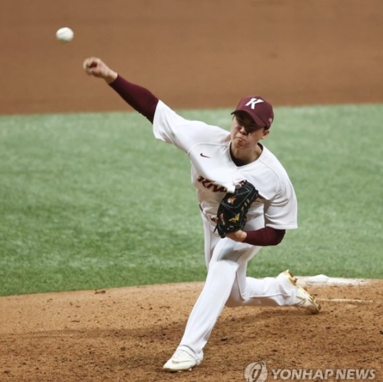 키움의 장재영은 '9억팔'에 걸맞지 않게 선발로 나선 첫 게임에서 볼넷을 남발하는 바람에 6실점한 뒤 2군으로 내려가고 말았다.