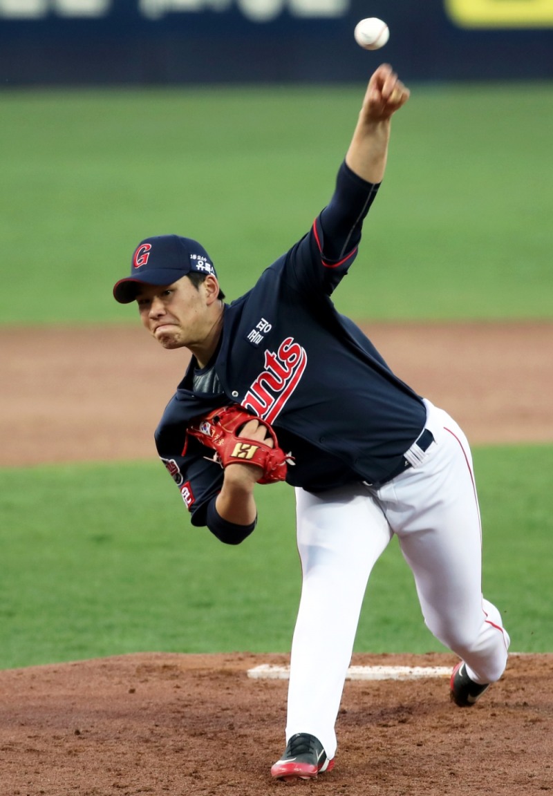 롯데 김진욱은 잘 던지다가 갑자기 난조에 빠지면서 선발 3게임에서 모두 5실점 이상을 해 2군으로 내려갔다.