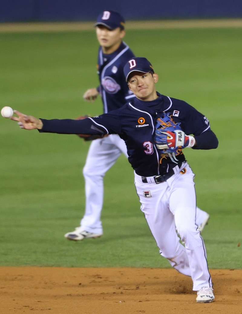 내야수인 안재석은 주전 유격수 김재호의 공백을 틈타 안정된 수비솜씨와 타격으로 겁없는 신인이라는 평가를 받았다.