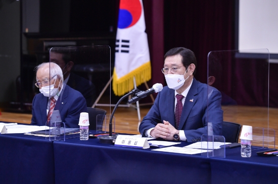 이용섭 광주광역시장이 14일 오후 서구 일가정양립지원본부에서 열린 '제6차 광주광역시 시정자문회의 총회'에 참석해 위원들과 시정 주요 현안을 논의하고 있다./사진=광주시