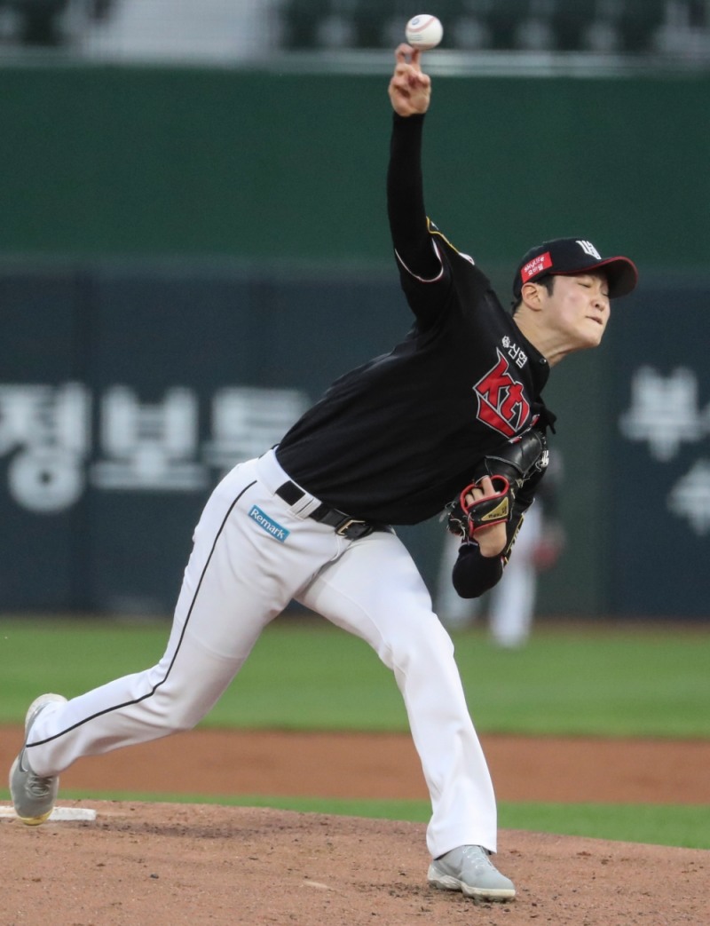 kt 배제성이롯데와의 사직경기에서 5이닝 동안 18타자를 맞아 3피안타 7탈삼진 1실점(무자책)으로 역투하며 4승(1패)째를 챙겼다